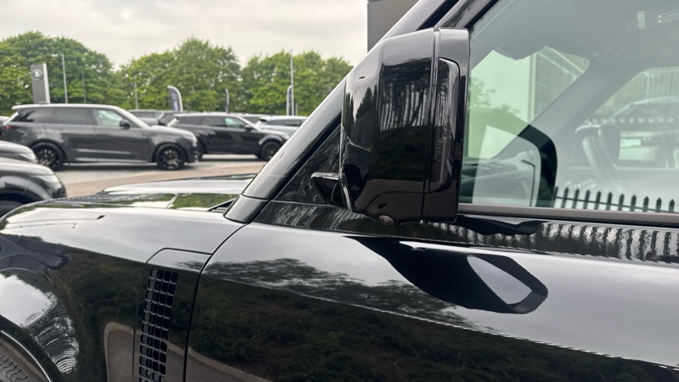 Land Rover Defender 3.0 D250 X-Dynamic HSE 110 5dr Auto Diesel Estate - Image 32