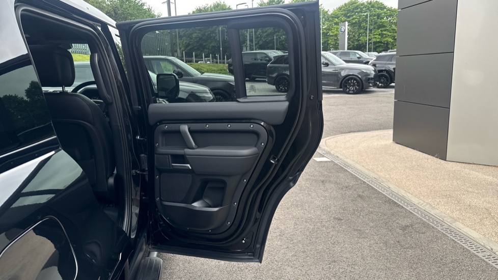 Land Rover Defender 3.0 D250 X-Dynamic HSE 110 5dr Auto Diesel Estate - Image 41