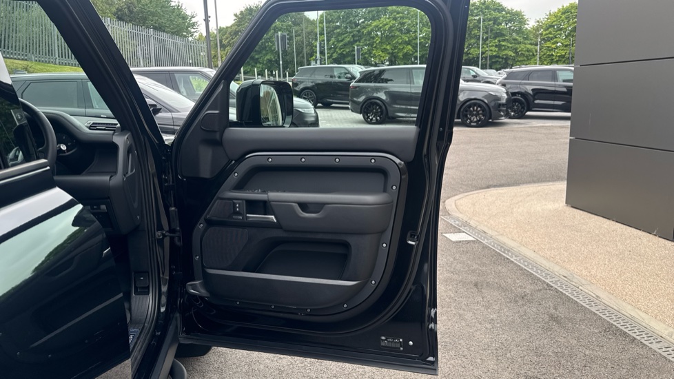 Land Rover Defender 3.0 D250 X-Dynamic HSE 110 5dr Auto Diesel Estate - Image 43