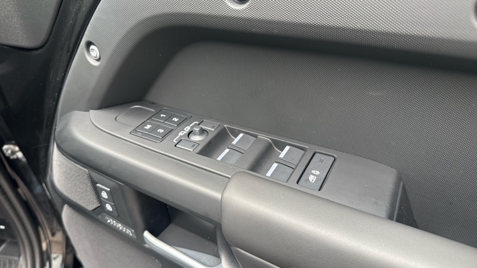 Land Rover Defender 3.0 D250 X-Dynamic HSE 110 5dr Auto Diesel Estate - Image 45