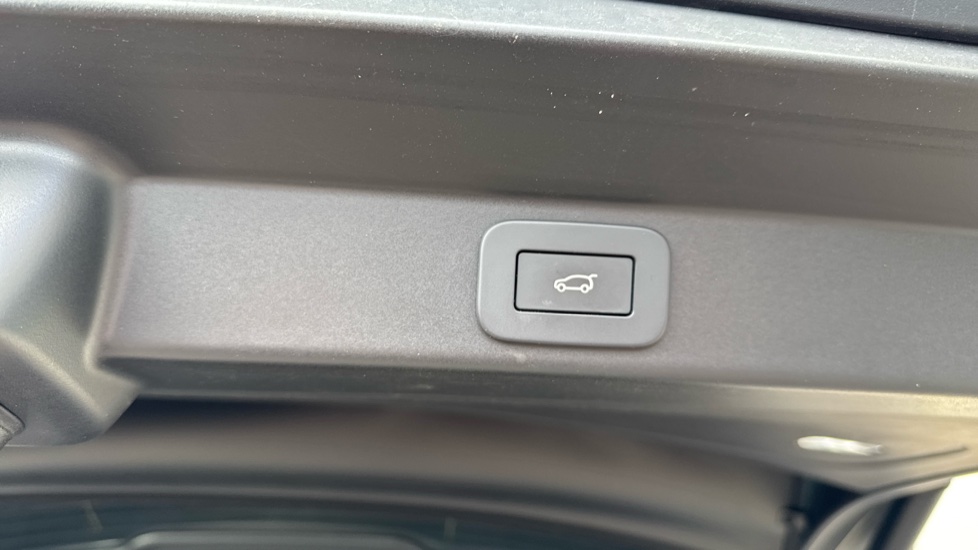 Land Rover Range Rover Sport 4.4 P530 V8 Autobiography 5dr Auto Petrol Estate - Image 30