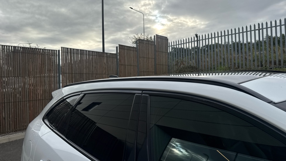 Jaguar F-Pace 2.0 P400e R-Dynamic SE Black 5dr Auto AWD Estate - Image 22
