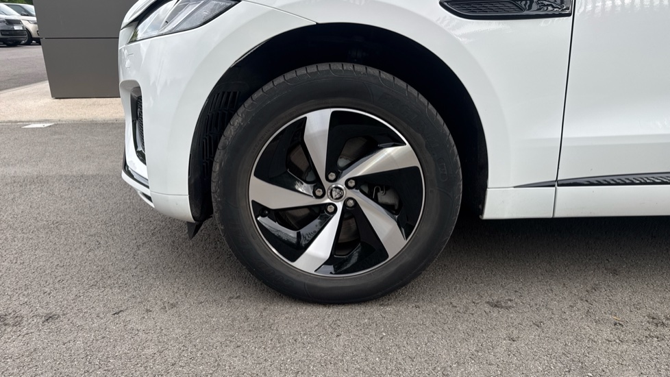 Jaguar F-Pace 2.0 P400e R-Dynamic SE Black 5dr Auto AWD Estate - Image 32