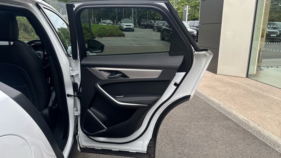Jaguar F-Pace 2.0 P400e R-Dynamic SE Black 5dr Auto AWD Estate - Image 38