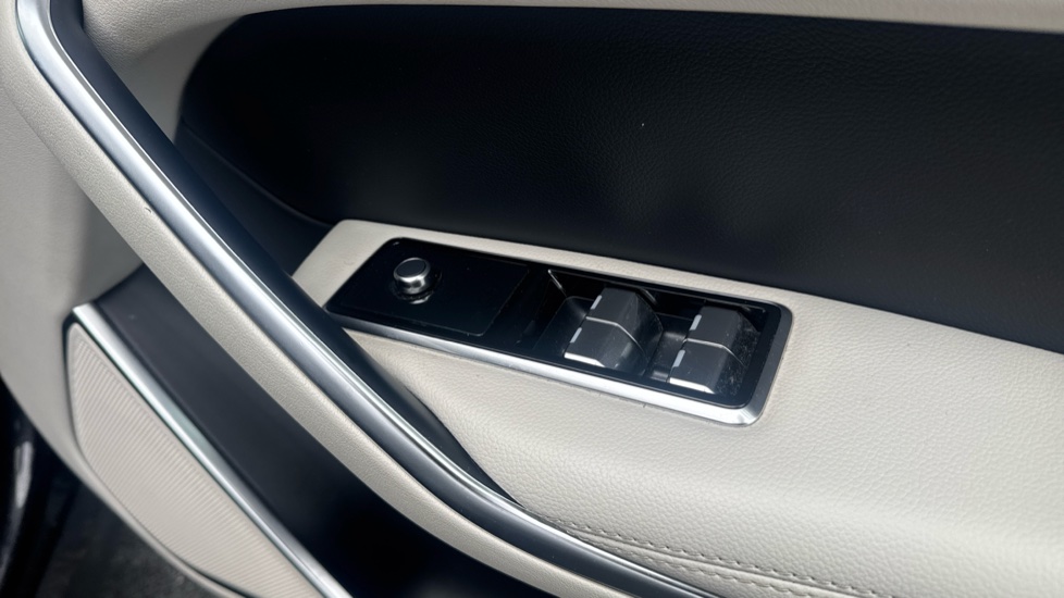 Jaguar F-Pace 2.0 D200 R-Dynamic S 5dr Auto AWD Diesel Estate - Image 39