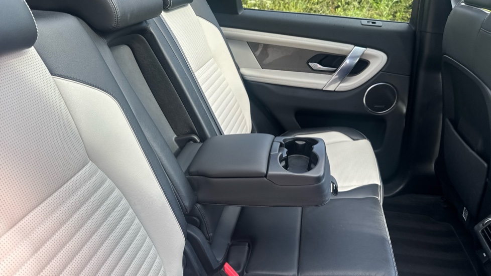 Land Rover Discovery Sport 2.0 D150 R-Dynamic SE 5dr Auto Diesel Station Wagon - Image 41