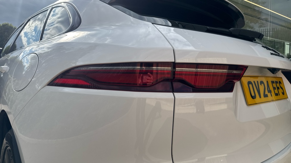 Jaguar F-Pace 2.0 P400e R-Dynamic HSE Black 5dr Auto AWD Estate - Image 19