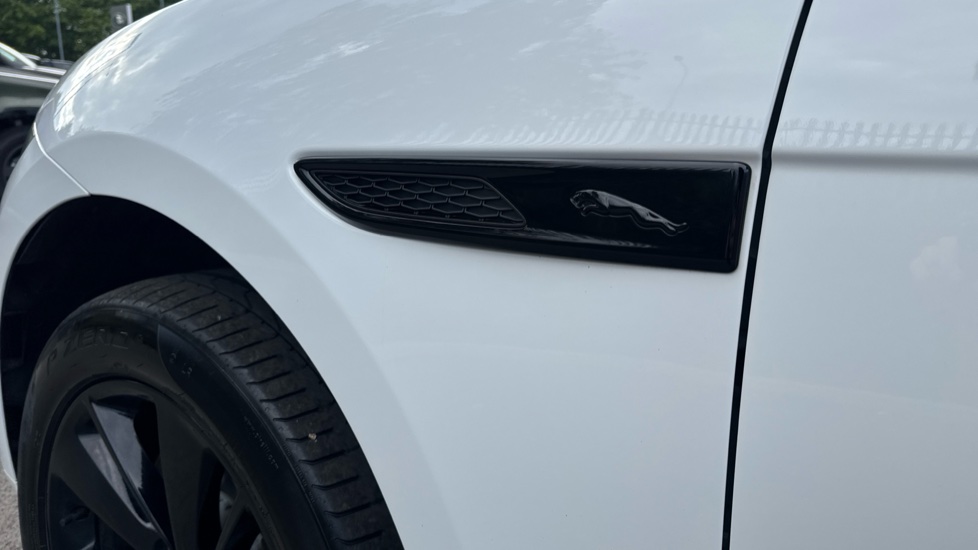 Jaguar F-Pace 2.0 P400e R-Dynamic HSE Black 5dr Auto AWD Estate - Image 32
