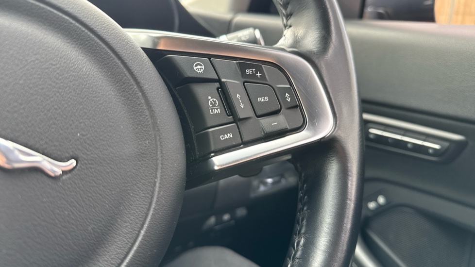 Jaguar E-Pace 2.0d [180] HSE 5dr Auto Diesel Estate - Image 43