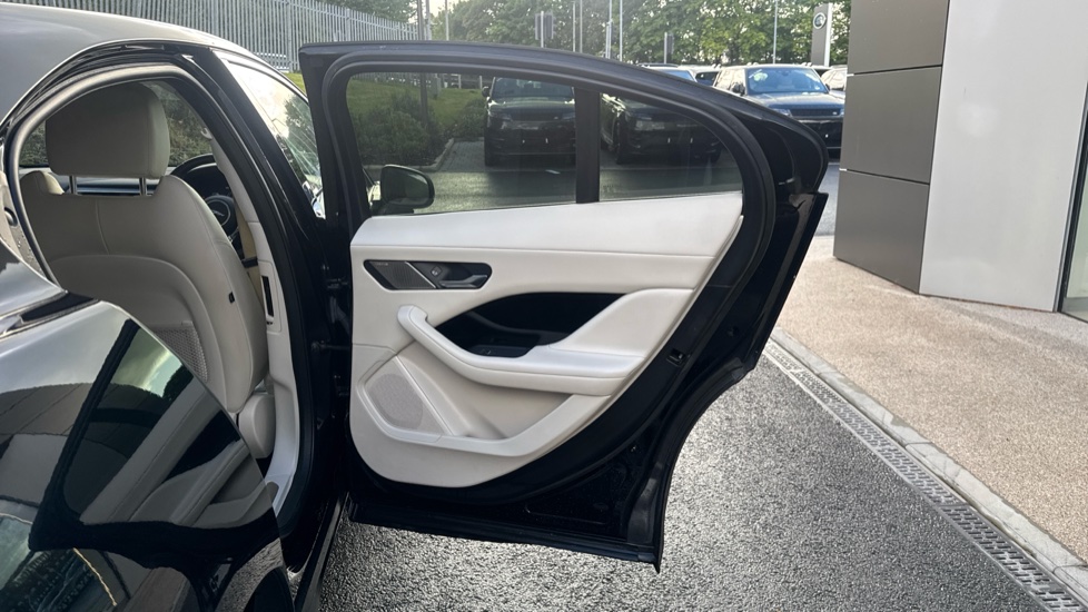 Jaguar I-Pace 294kW EV400 SE 90kWh 5dr Auto Electric Estate - Image 36