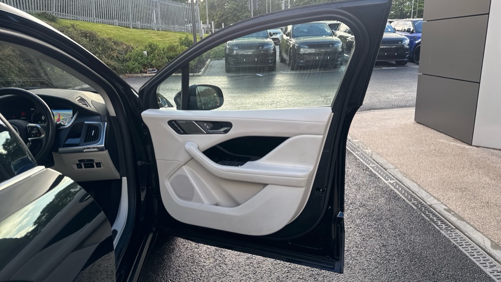 Jaguar I-Pace 294kW EV400 SE 90kWh 5dr Auto Electric Estate - Image 40