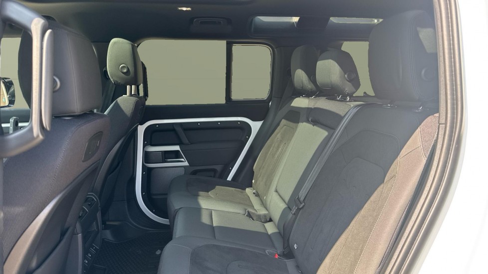 Land Rover Defender 3.0 D300 SE 110 5dr Auto Diesel Estate - Image 4