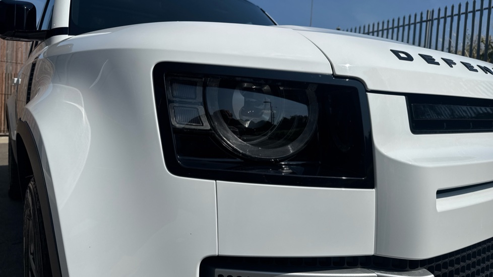 Land Rover Defender 3.0 D300 SE 110 5dr Auto Diesel Estate - Image 17