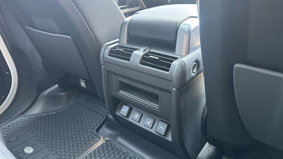 Land Rover Defender 3.0 D300 SE 110 5dr Auto Diesel Estate - Image 18