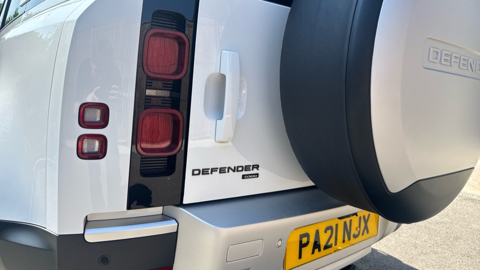 Land Rover Defender 3.0 D300 SE 110 5dr Auto Diesel Estate - Image 19