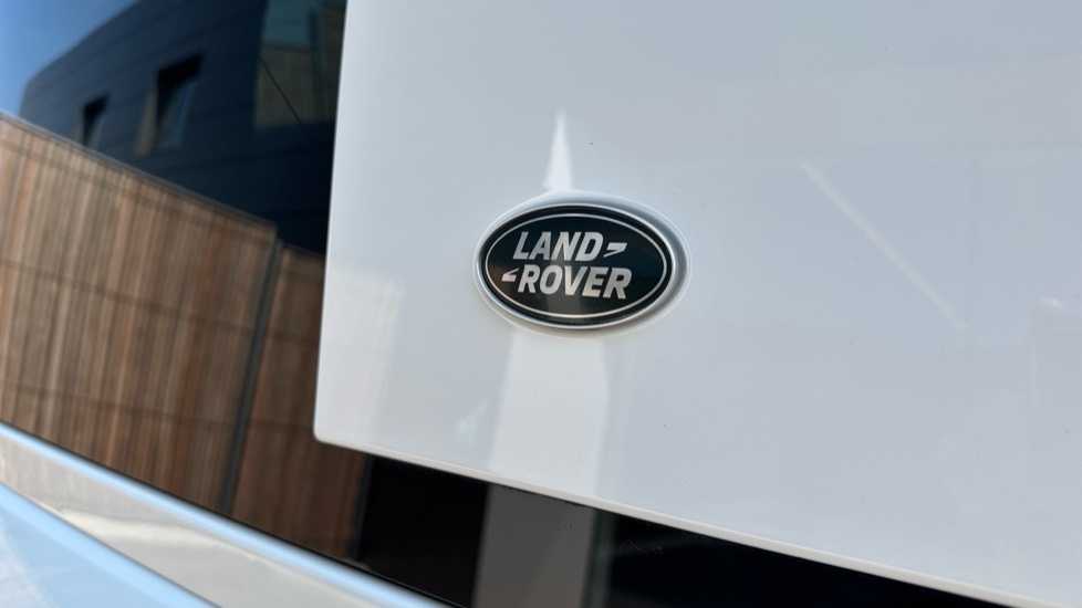 Land Rover Defender 3.0 D300 SE 110 5dr Auto Diesel Estate - Image 23