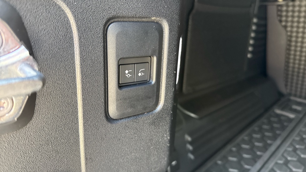 Land Rover Defender 3.0 D300 SE 110 5dr Auto Diesel Estate - Image 31