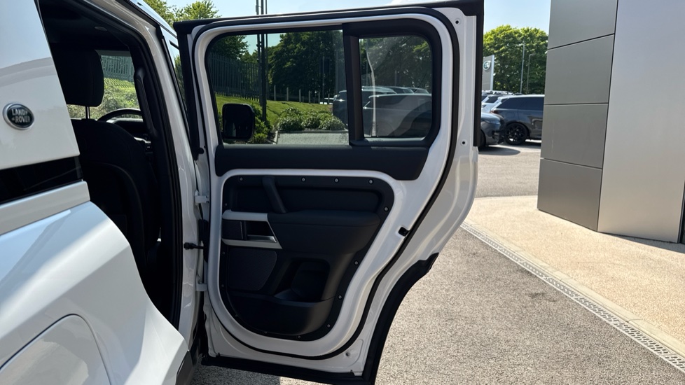 Land Rover Defender 3.0 D300 SE 110 5dr Auto Diesel Estate - Image 42