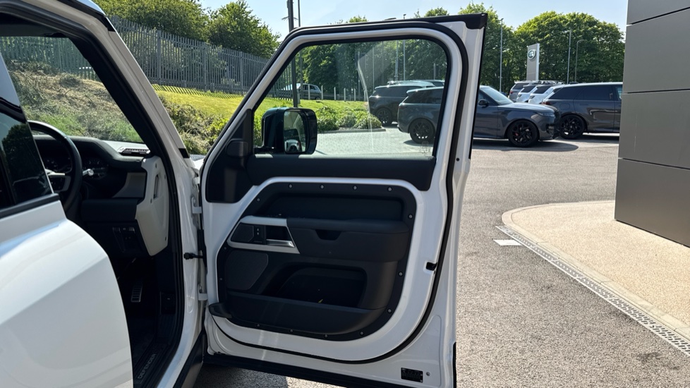 Land Rover Defender 3.0 D300 SE 110 5dr Auto Diesel Estate - Image 47