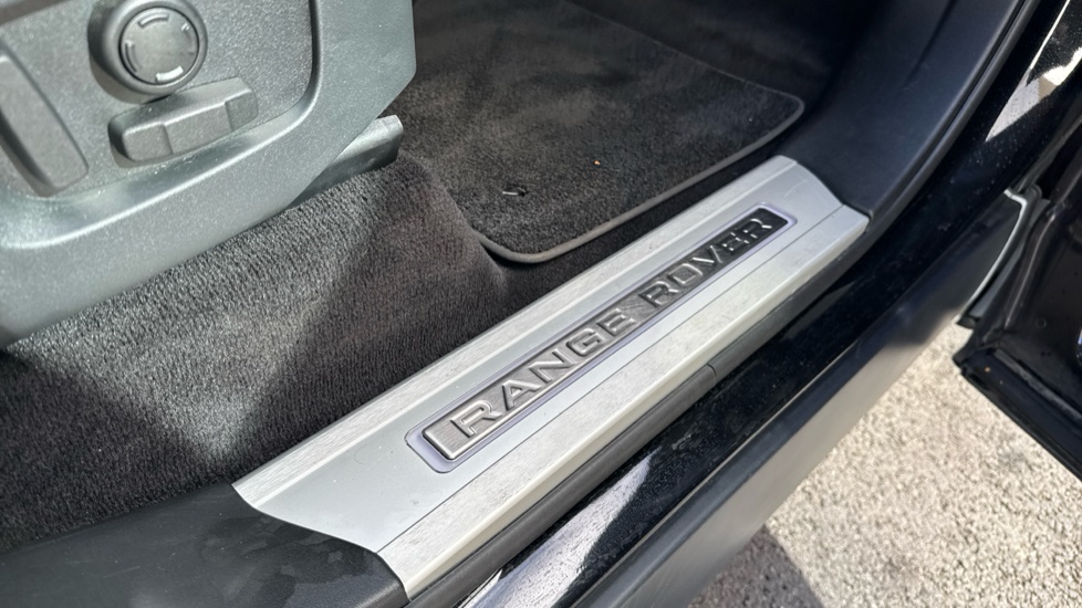 Land Rover Range Rover Sport 3.0 D300 HSE Dynamic Black 5dr Auto Diesel Estate - Image 44