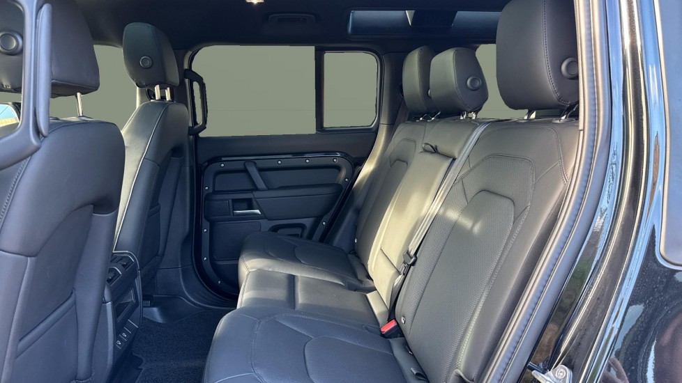 Land Rover Defender 3.0 D250 X-Dynamic SE 110 5dr Auto Diesel Estate - Image 4