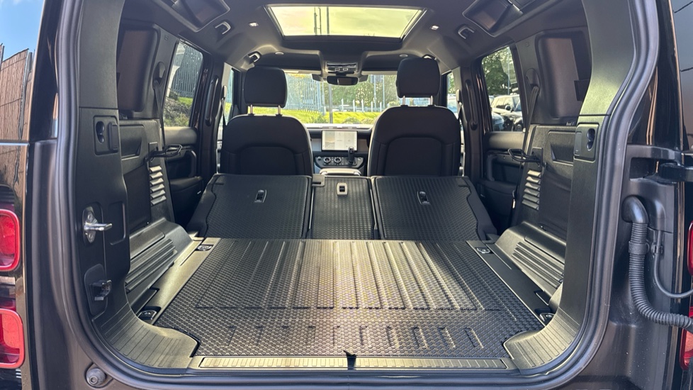 Land Rover Defender 3.0 D250 X-Dynamic SE 110 5dr Auto Diesel Estate - Image 10