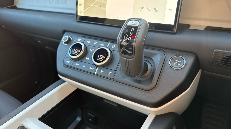 Land Rover Defender 3.0 D250 X-Dynamic SE 110 5dr Auto Diesel Estate - Image 13
