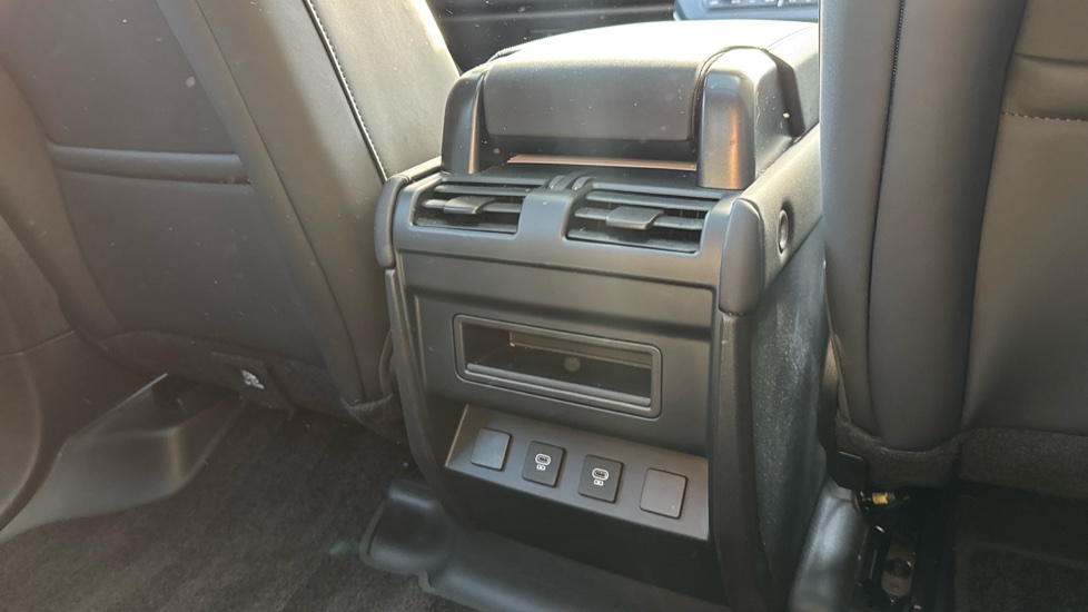 Land Rover Defender 3.0 D250 X-Dynamic SE 110 5dr Auto Diesel Estate - Image 18