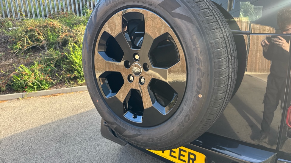 Land Rover Defender 3.0 D250 X-Dynamic SE 110 5dr Auto Diesel Estate - Image 26