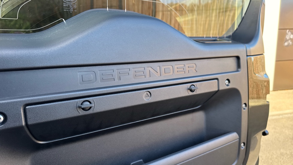 Land Rover Defender 3.0 D250 X-Dynamic SE 110 5dr Auto Diesel Estate - Image 31