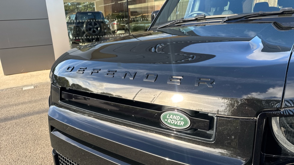 Land Rover Defender 3.0 D250 X-Dynamic SE 110 5dr Auto Diesel Estate - Image 37