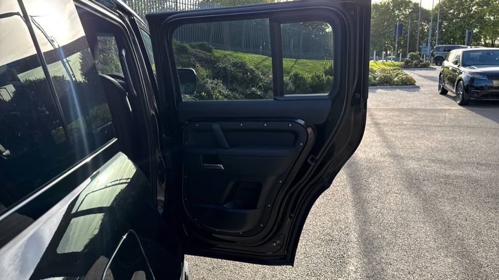 Land Rover Defender 3.0 D250 X-Dynamic SE 110 5dr Auto Diesel Estate - Image 42