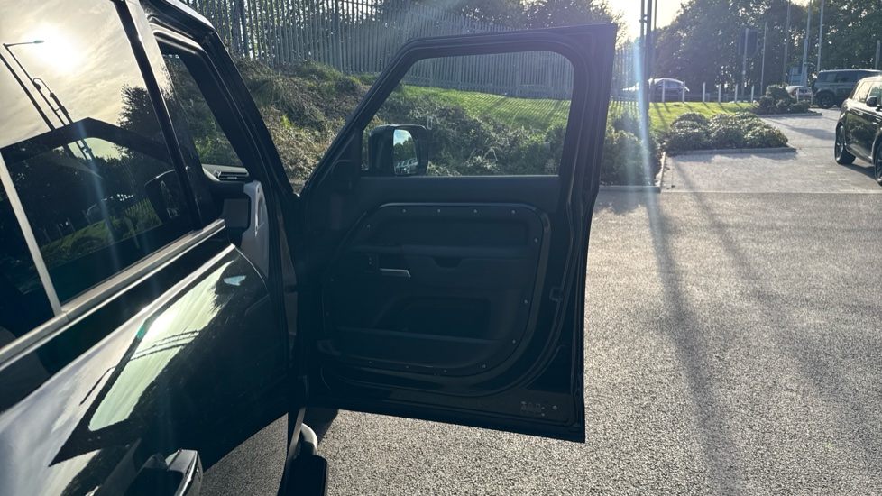 Land Rover Defender 3.0 D250 X-Dynamic SE 110 5dr Auto Diesel Estate - Image 44