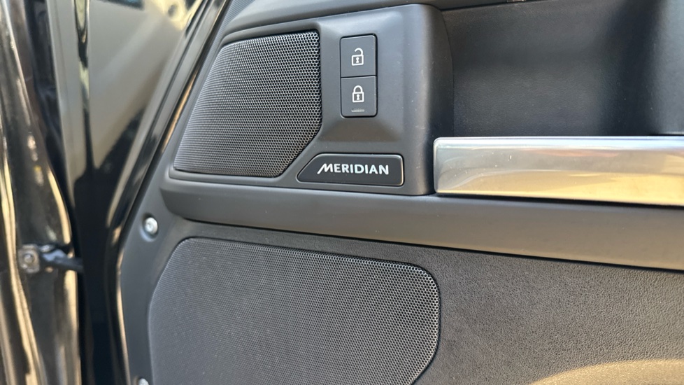 Land Rover Defender 3.0 D250 X-Dynamic SE 110 5dr Auto Diesel Estate - Image 45
