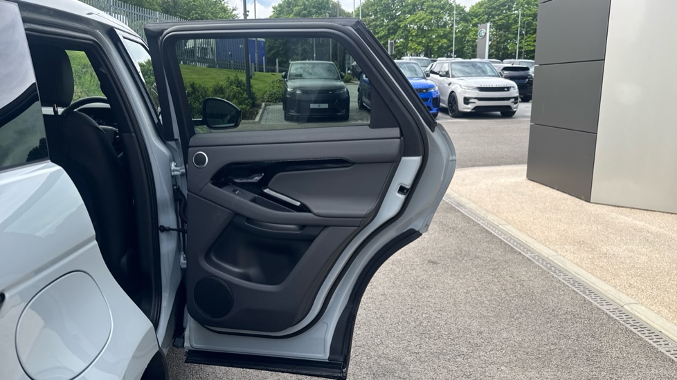 Land Rover Range Rover Evoque 2.0 D200 Dynamic SE 5dr Auto Diesel Hatchback - Image 37
