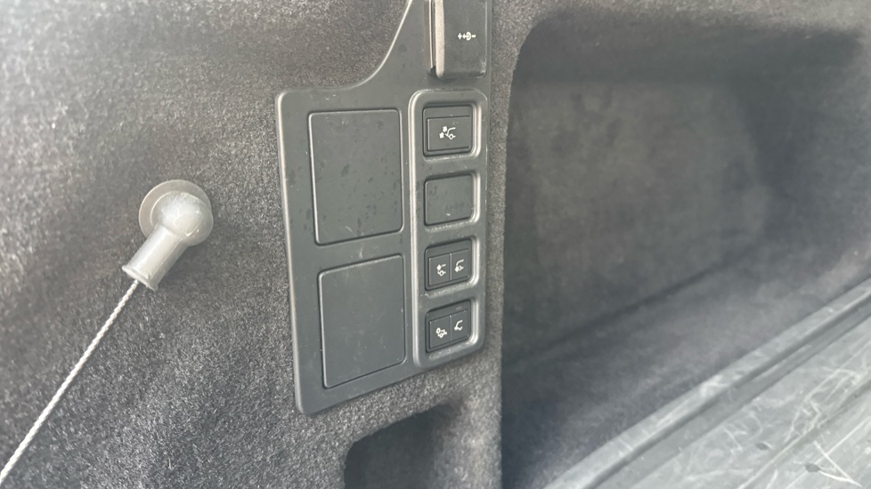 Land Rover Discovery Diesel 3.0 D350 Dynamic HSE Commercial Auto - Image 31