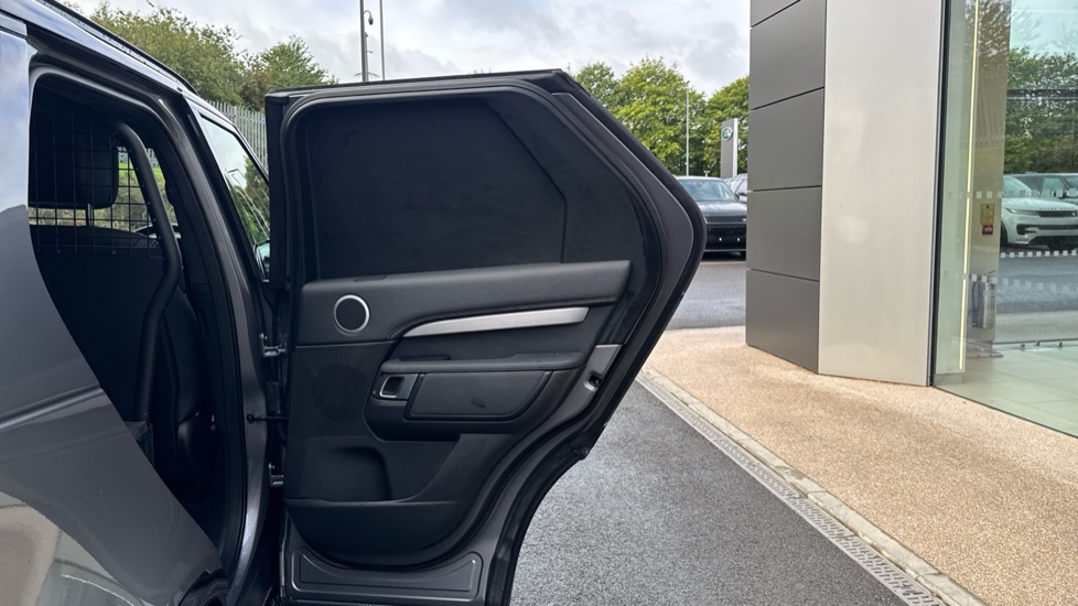 Land Rover Discovery Diesel 3.0 D350 Dynamic HSE Commercial Auto - Image 42