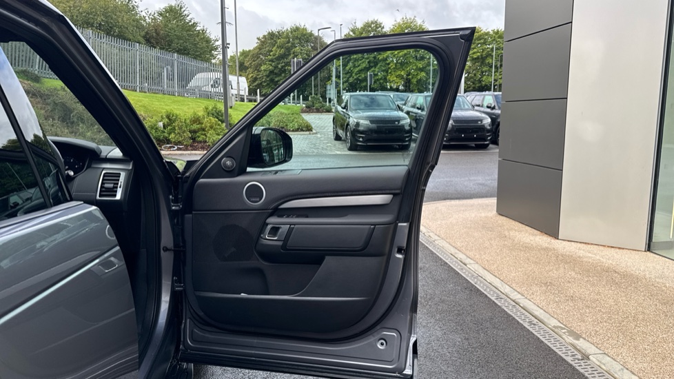 Land Rover Discovery Diesel 3.0 D350 Dynamic HSE Commercial Auto - Image 43