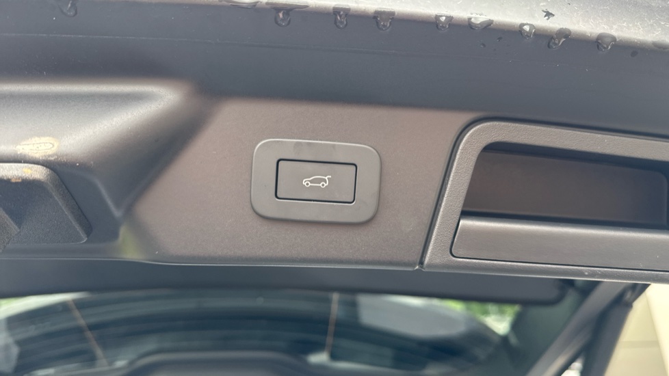 Land Rover Range Rover Velar 2.0 D200 MHEV Dynamic SE 5dr Auto Diesel Estate - Image 30