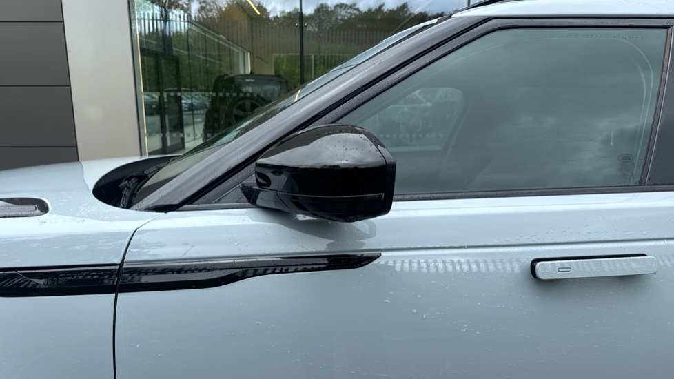 Land Rover Range Rover Velar 2.0 D200 MHEV Dynamic SE 5dr Auto Diesel Estate - Image 32