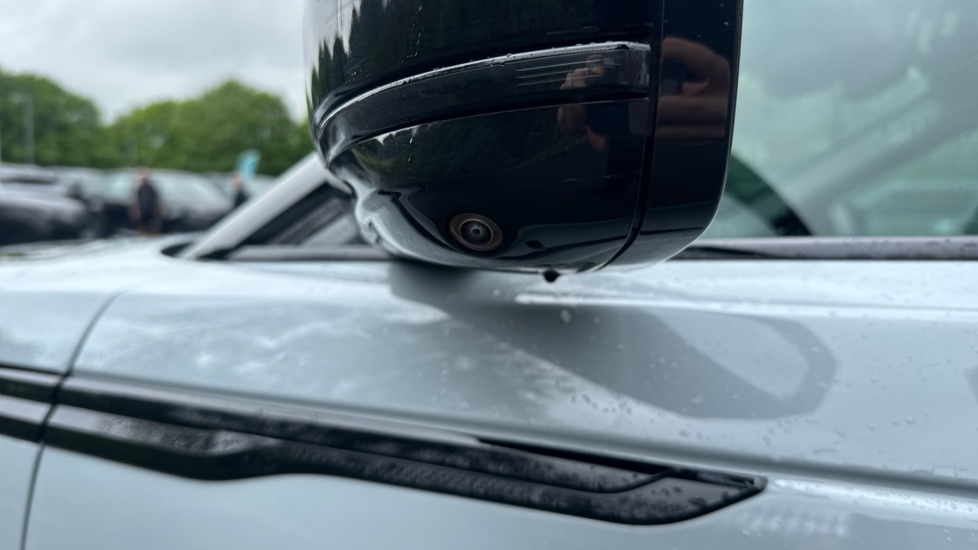Land Rover Range Rover Velar 2.0 D200 MHEV Dynamic SE 5dr Auto Diesel Estate - Image 33