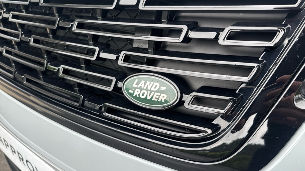Land Rover Range Rover Velar 2.0 D200 MHEV Dynamic SE 5dr Auto Diesel Estate - Image 36