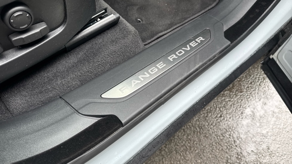 Land Rover Range Rover Velar 2.0 D200 MHEV Dynamic SE 5dr Auto Diesel Estate - Image 44