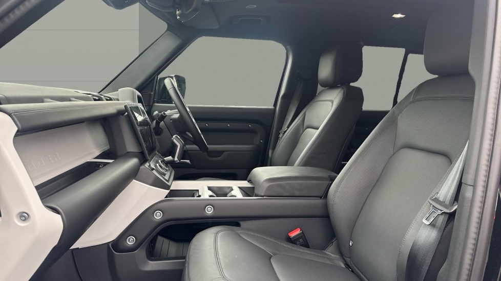 Land Rover Defender 3.0 D250 X-Dynamic HSE 110 5dr Auto Diesel Estate - Image 3