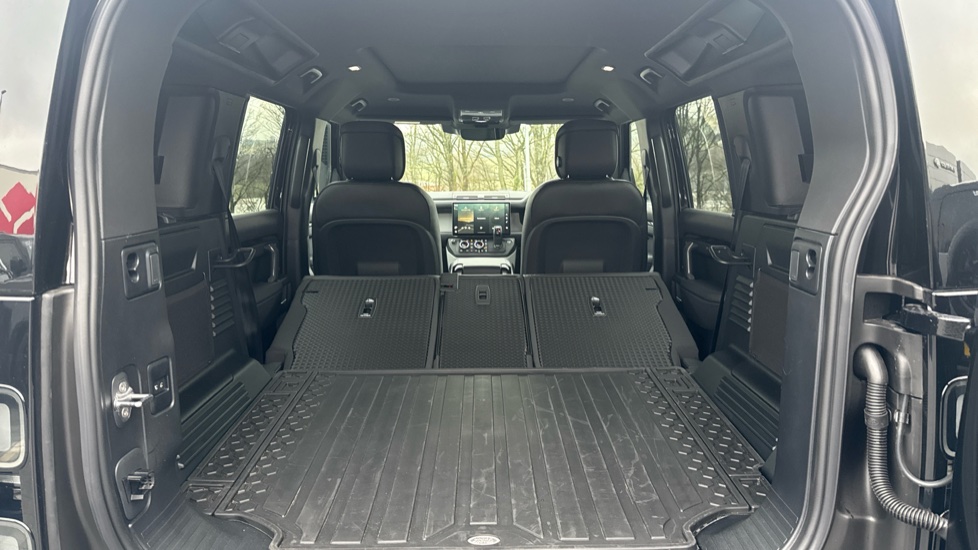 Land Rover Defender 3.0 D250 X-Dynamic HSE 110 5dr Auto Diesel Estate - Image 10