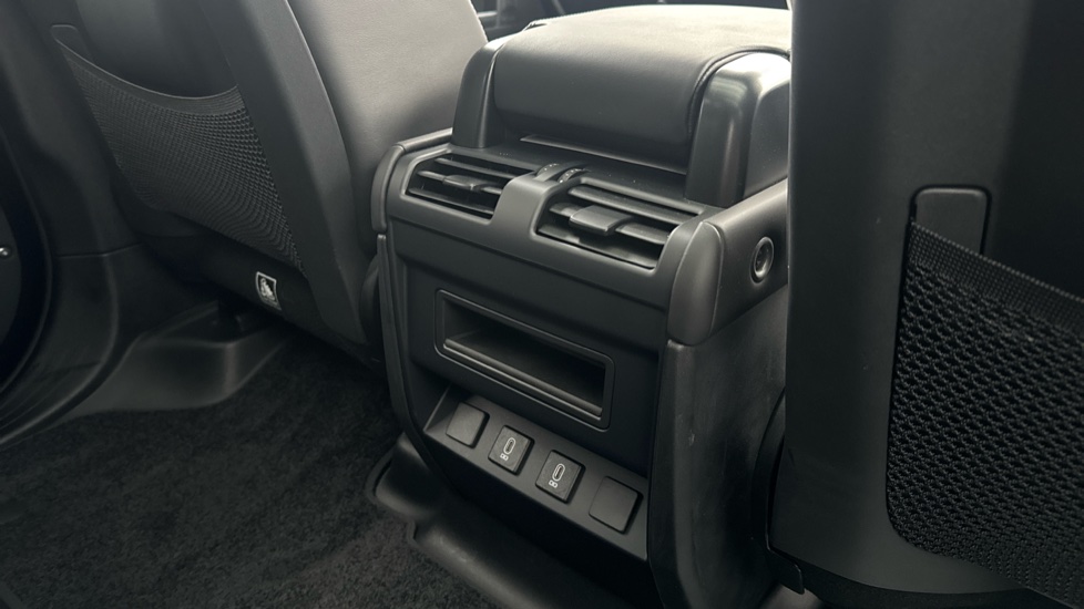Land Rover Defender 3.0 D250 X-Dynamic HSE 110 5dr Auto Diesel Estate - Image 18