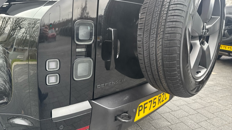Land Rover Defender 3.0 D250 X-Dynamic HSE 110 5dr Auto Diesel Estate - Image 19