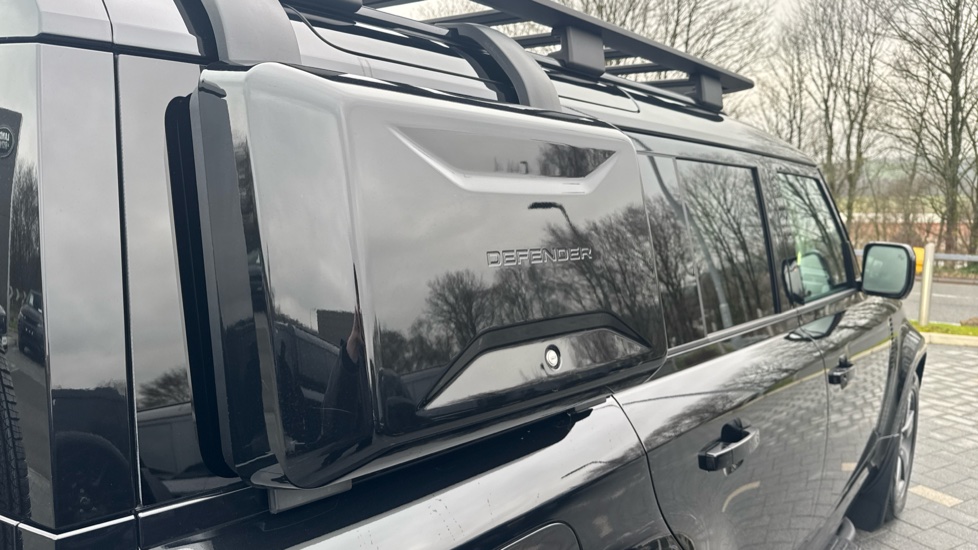 Land Rover Defender 3.0 D250 X-Dynamic HSE 110 5dr Auto Diesel Estate - Image 30