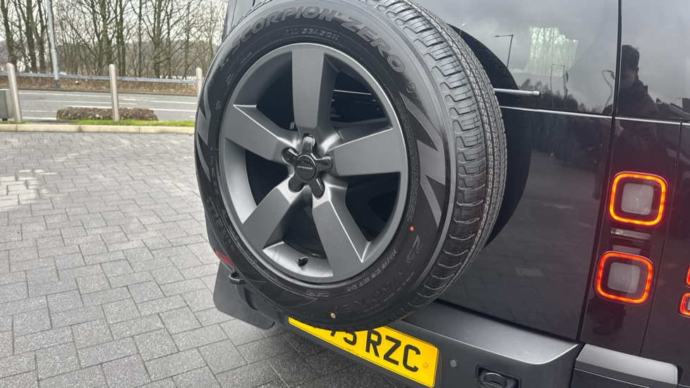 Land Rover Defender 3.0 D250 X-Dynamic HSE 110 5dr Auto Diesel Estate - Image 31