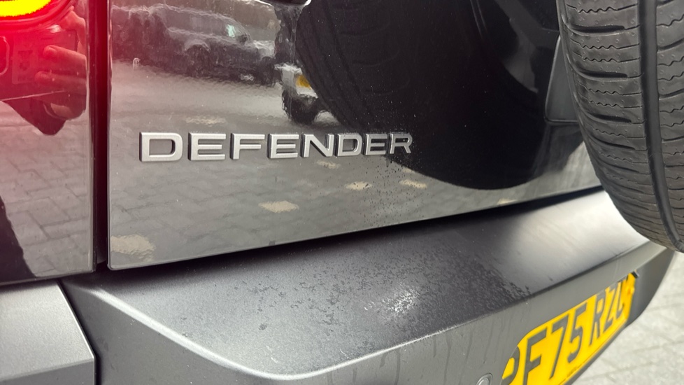 Land Rover Defender 3.0 D250 X-Dynamic HSE 110 5dr Auto Diesel Estate - Image 32